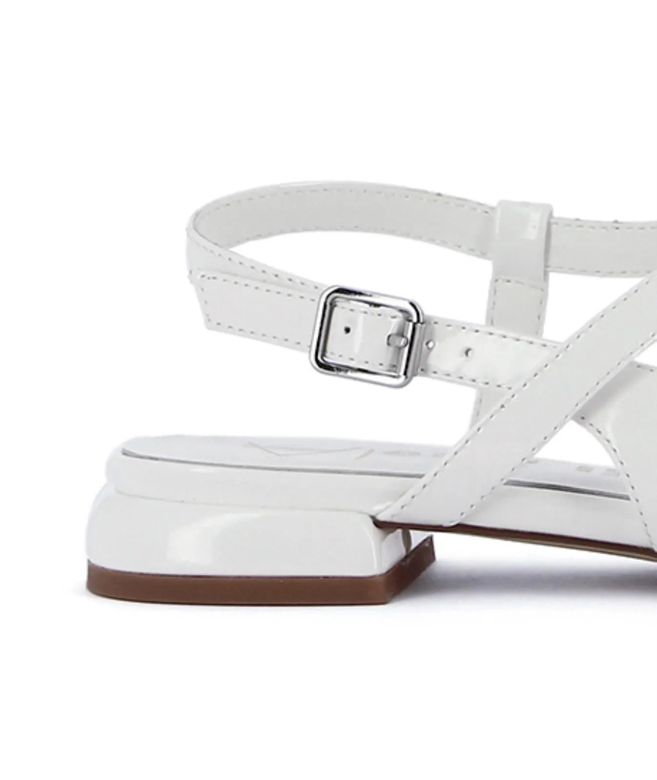Ballerine bianche lucide a punta con tacco basso e sling back