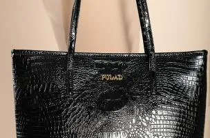 Borsa a mano grande fantasia coccodrillo, nera