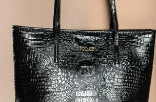 Borsa a mano grande fantasia coccodrillo, nera