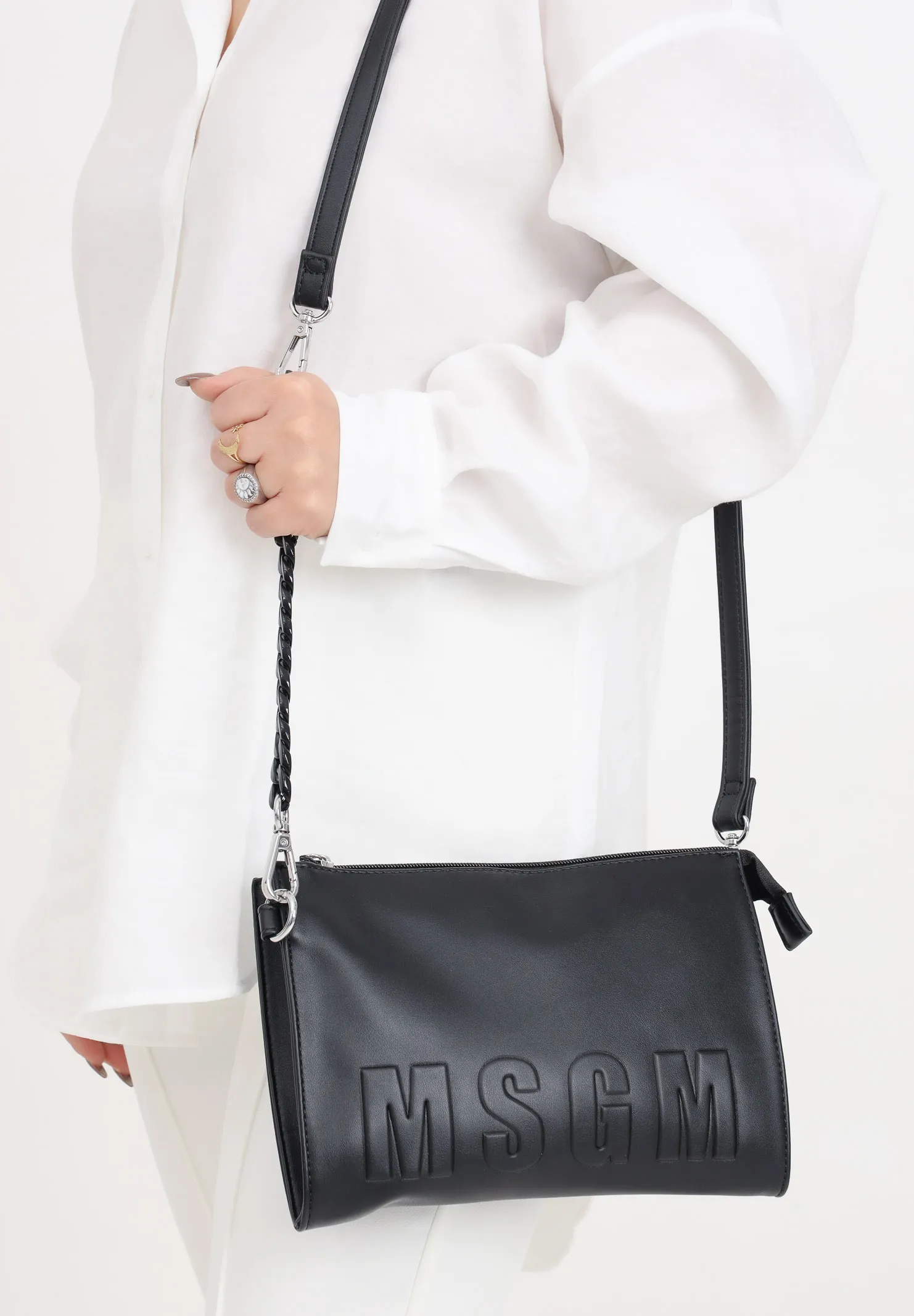 Borsa da donna nera a tracolla con lettering logo in rilievo