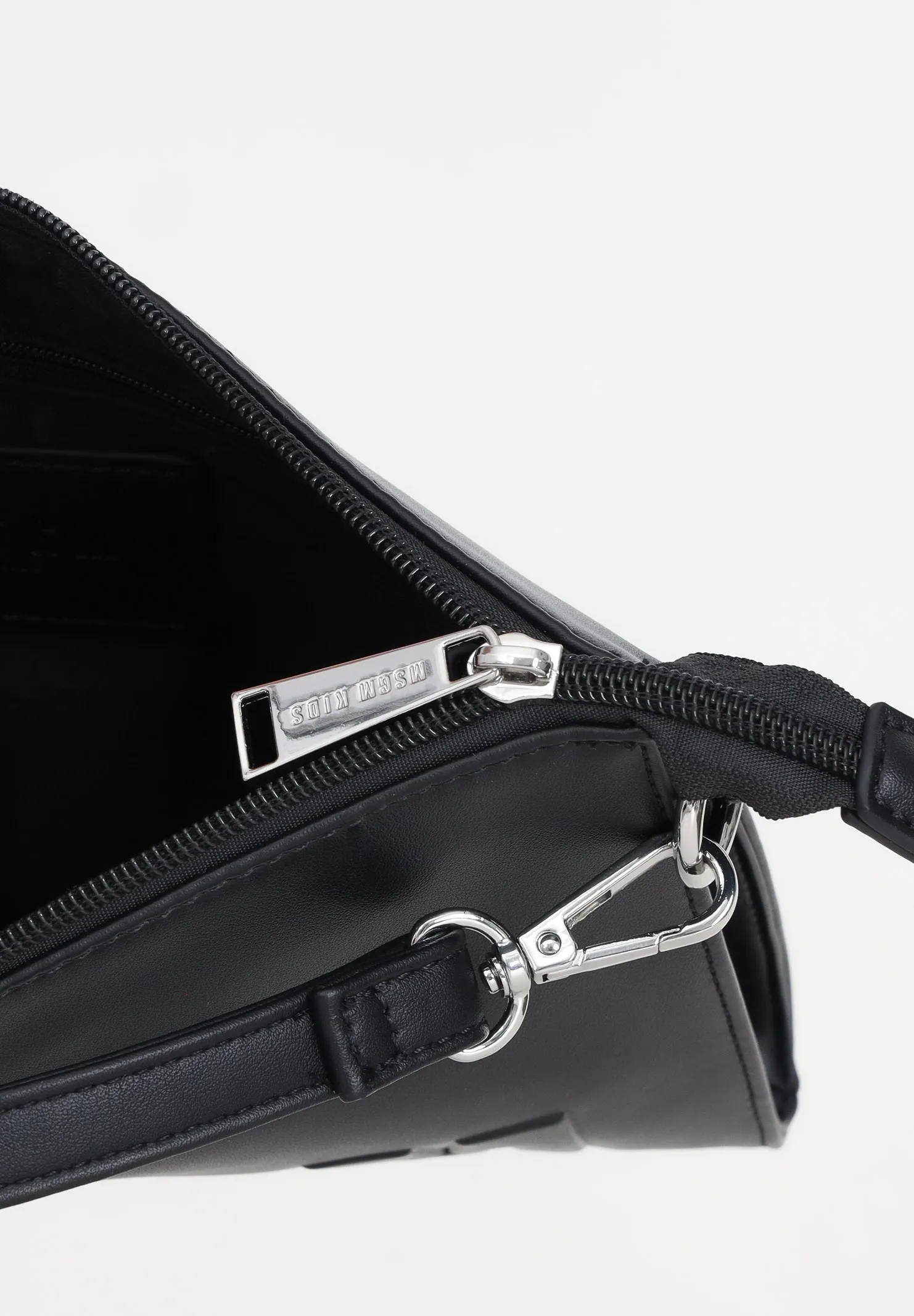 Borsa da donna nera a tracolla con lettering logo in rilievo
