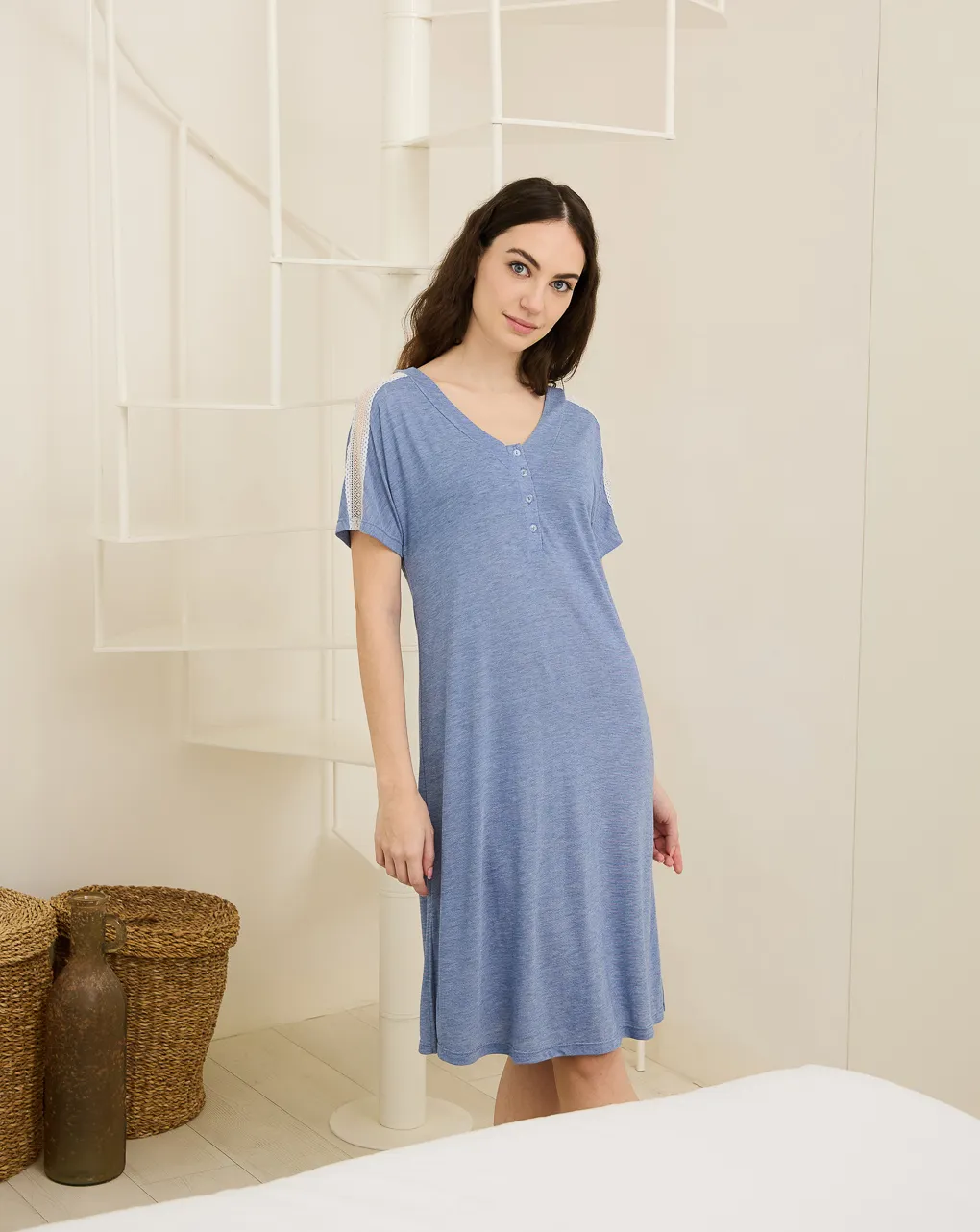             Camicia da notte con inserti in pizzo        