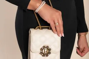 Elegante borsa a mano piccola con dettaglio trapuntato, bianca