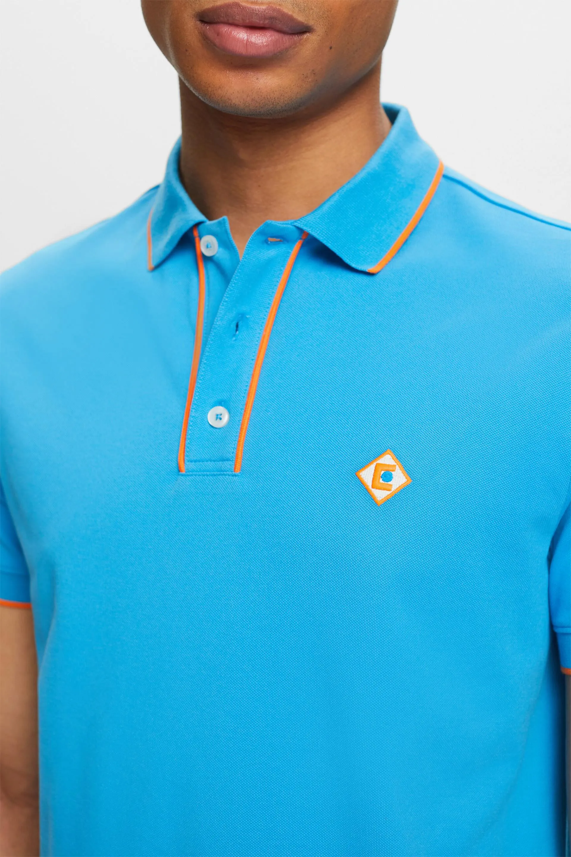 Polo con logo