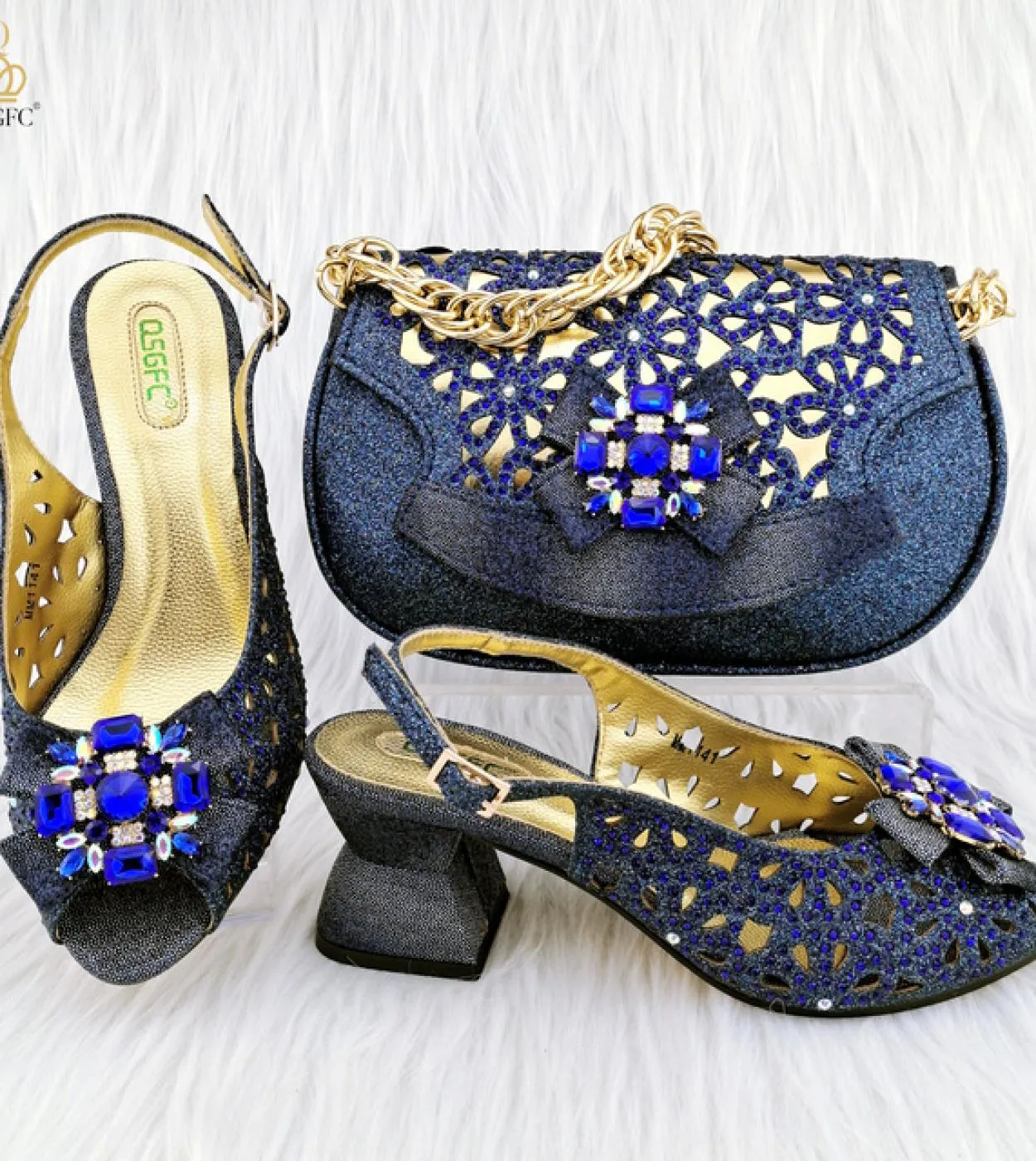Qsgfc 2023 Nuovo prodotto Design a semicerchio Borsa con cuciture vuote Scarpe comode con tacco medio